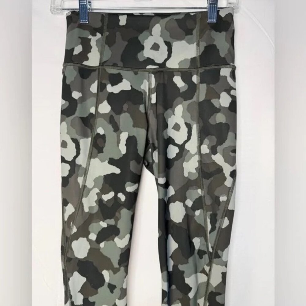 Leggings - ATHLETA Lightning Camo 7/8 Tight. Size XS